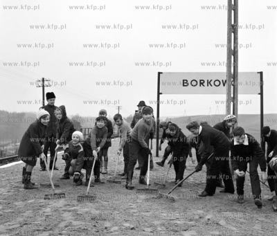 Czy spoleczny dzieci na przystanku PKP w Borkowie na...