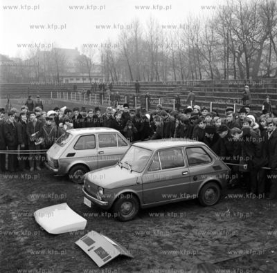 Prezentacja dwoch samochodow najnowszej marki fiat...