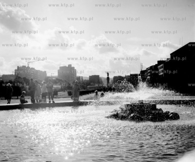Gdynia, fontanna na Skwerze Kosciuszki. 1965z0002396Fot....