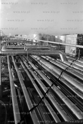 Park zbiornikow polproduktow na bloku olejowym w Rafinerii...