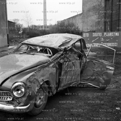 Wrak samochodu jako element kampani reklamowej na rzecz...