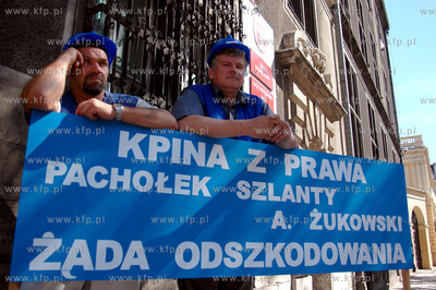 Protest stoczniowcow przed gmachem Sadu Rejonowego...