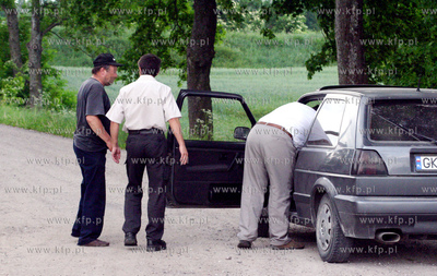 Pijany kierowca. Nz. kluczyki od samochodu zabieraja...