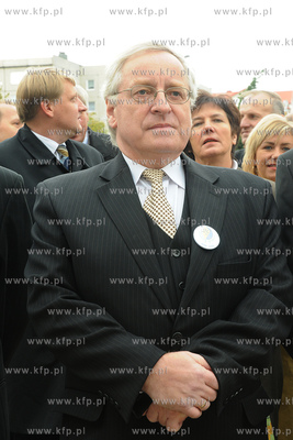 Nadanie imienia Lecha Walesy Gimnazjum nr 1 dzialajacym...