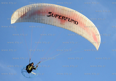 Gdynia. Paralotniarz - fotoreporter latajacy na nad...