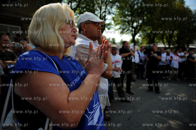 Gdynia. Pikieta pod brama do Stoczni Gdynskiej nawolujaca...