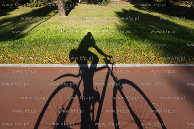 Cien rowerzysty na sciezce rowerowej przy Aleji Zwycienstwa....