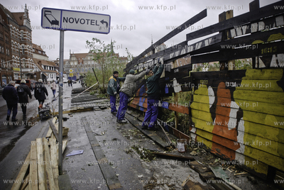 Przewalone ploty i wyrwane z korzeniami drzewa to skutek...