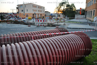Na gotowym po remoncie rondzie laczacym ulice Bosmanska...