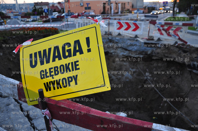 Na gotowym po remoncie rondzie laczacym ulice Bosmanska...