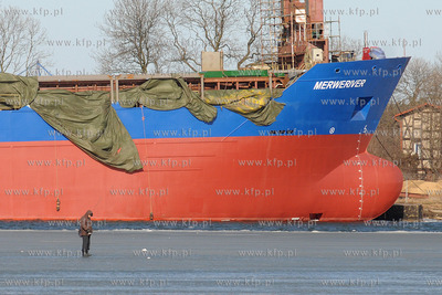 Wedkarze podlodowi lowia ryby w przereblach w okolicy...