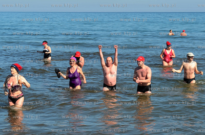 Sopot. Plaza kolo Zatoki Sztuki. Grupa morsow z Olsztyna...