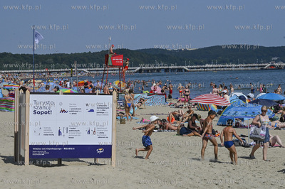 Sopot. Szczyt sezonu i upalna pogoda na sopockiej plazy....