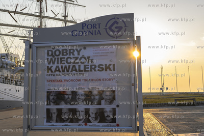 Gdynia. Skwer Kościuszki o poranku. Tablica ogłoszeniowa...