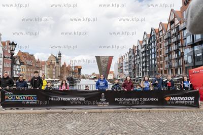 Kibice Manchester United i Villarreal fotografują...