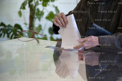 Wybory prezydenckie 2025 w Sopocie. Głosowanie w lokalu...