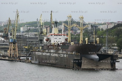 Stocznia Marynarki Wojennej w Gdyni. Statek w doku...
