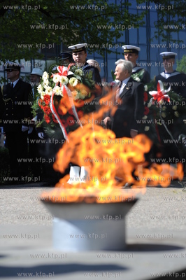 Gdansk. Obchody rocznicowe Konstytucji 3 Maja, kwiaty...