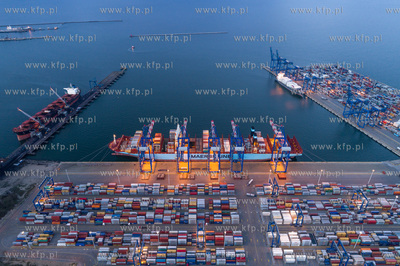 Kontenerowiec Maren Maersk w Deepwater Container Terminal...