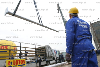 Maszty na ktorych zawisna flagi nowych czlonkow Unii...