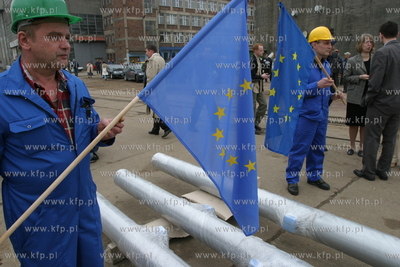 Maszty na ktorych zawisna flagi nowych czlonkow Unii...