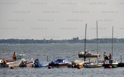 Swarzewo nad Zatoka Pucka. Male molo z zacumowanymi...