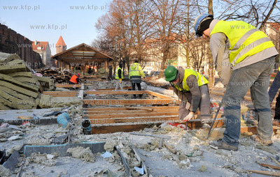 Rozbiorka pawilonow handlowych wzdluz starych murow...