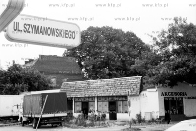 Bar piwny i sklep motoryzacyjny na ul. Karola Szymanowskiego...
