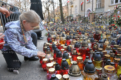 Sopot. Ul. Armii Krajowej 55. Ludzie skladaja kwiaty...
