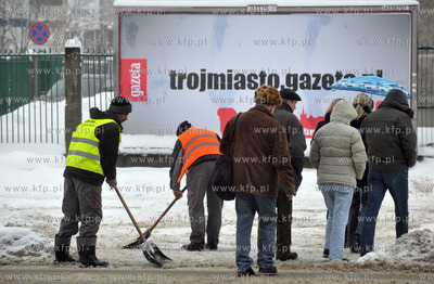 Obfite opady sniegu w Gdansku. Nz. Odsniezanie przejcia...