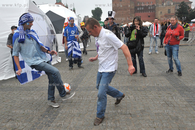 Targ Weglowy w Gdansku. Greccy kibice na ulicach Glownego...