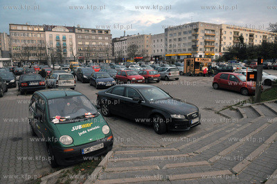 Gdynia. Parking samochodowy na zapleczu Centrum Handlowego...