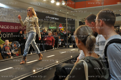 Pokaz mody w centrum handlowym Galeria Bałtycka w...