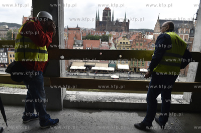 Uroczystosc zawieszenia wiechy na budowanym kompleksie...
