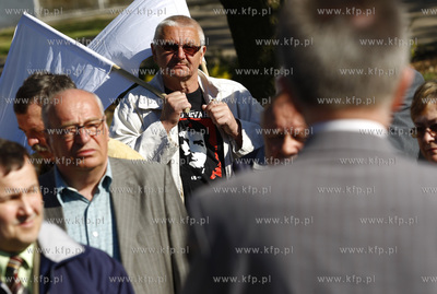 Dzialacze SLD i NIE zlozyli wiazanki kwiatow pod pomnikiem...