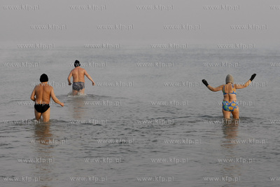 Gdansk Jelitkowo. Kapiel morsow przy temperaturze powietrza...