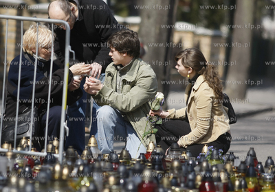 Sopot. Ul.  Armii Krajowej 55. Ludzie skladaja kwiaty...