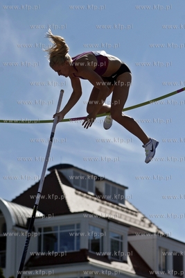 Sopot. 25 edycja turnieju Tyczka na Molo. Nz skacze...