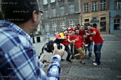 Hiszpanscy kibice opanowali  ul. Dluga i Dlugi Targ...