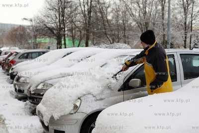 Gdansk Zaspa. Nz. p.Andrzej odsnieza swoj samochod...