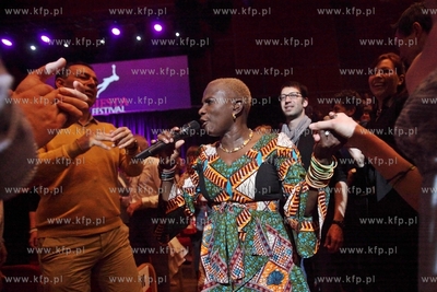 Siesta Festival.  Koncert pochodzacej z Beninu piosenkarki...
