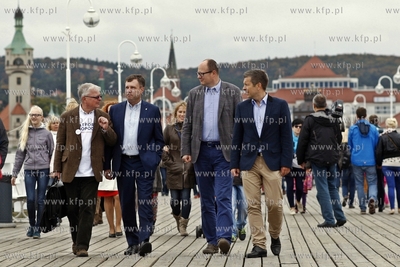 Sopot. Spacer prezydentow Gdanska Pawla Adamowicza...