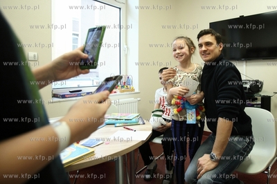 Aktor Mateusz Damięcki odwiedził dzieci w Klinice...