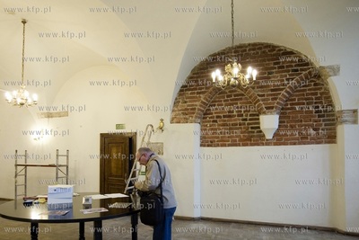 Pora na konserwatora. Zwiedzanie pomieszczeń komory...