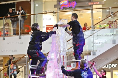 Galeria Przymorze. Pokaz rzeźbienia w lodzie połączony...