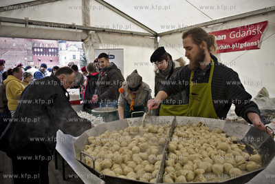 Gdańsk. Targ Węglowy. Sniadanie wielkanocne dla samotnych...