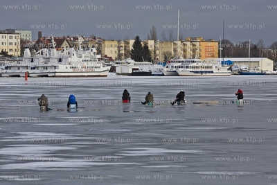 Wędkarze łowią ryby na zamrzniętej Martwej Wiśle...
