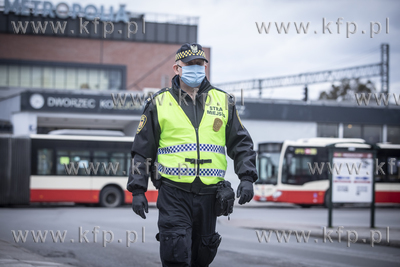 Patrol Straży Miejskiej na dworcu autobusowym Wrzeszcz...