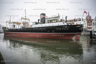 Statek muzeum Sołdek wraca na Motławę  po remoncie...