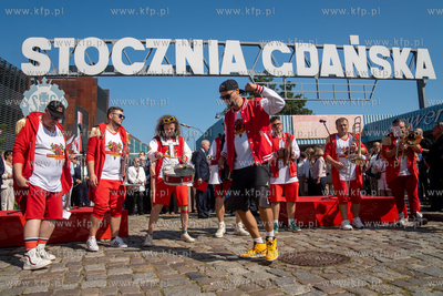 Gdańsk. Plac Solidarności. Symboliczne otwarcie bramy...